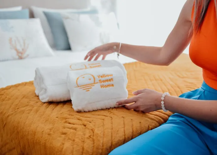 Yellow Sweet - Maria E Beatriz * Nazaré