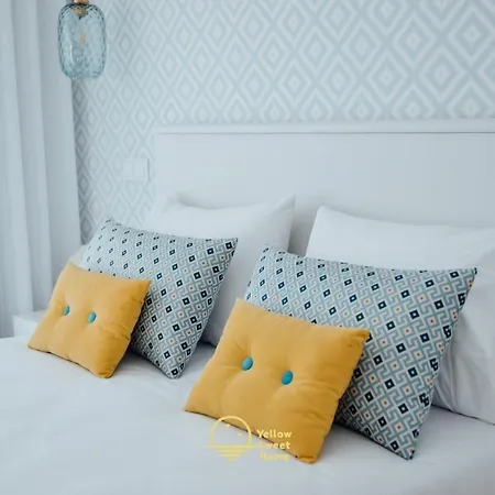 Yellow Sweet - Maria E Beatriz