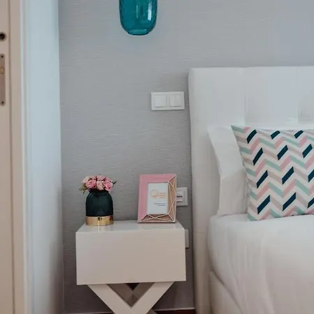 Yellow Sweet - Maria E Beatriz Nyaraló