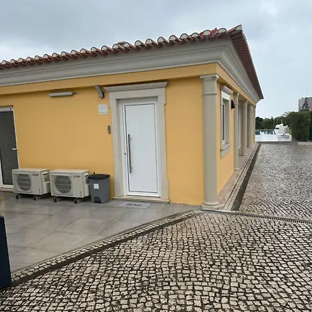 Yellow Sweet - Maria, Beatriz E Marbia Casa de Férias